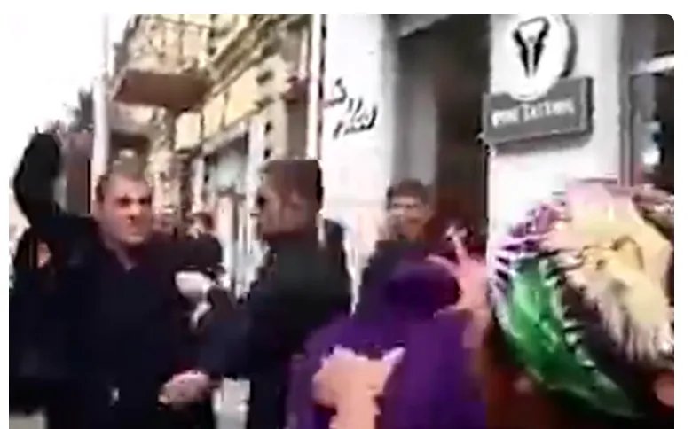 女子为什么用孩子砸人？