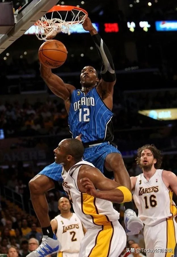 霍华德当年作势肘击科比,科比毫不退缩,他是毫无畏惧还是认为魔兽不敢肘击他?