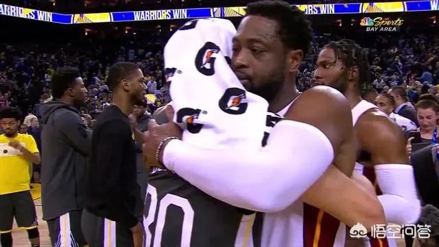 勇士险胜热火，赛后杜兰特与库里上来与韦德握手，为什么韦德只和库里互换球衣呢？