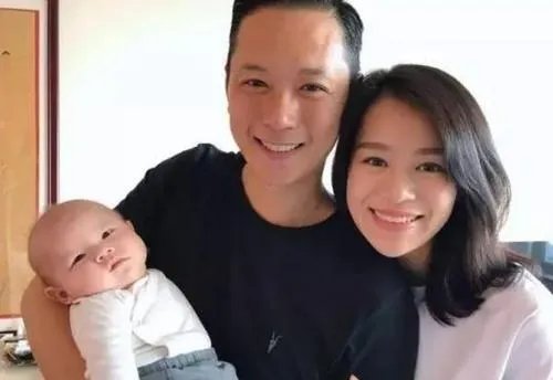 胡杏儿晒出三胎儿子正脸照,为何有了孩子以后家长都喜欢晒娃?