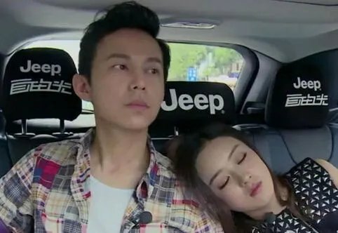 何炅摸赵丽颖大腿 激吻和抱大腿照片疯传王菁不吃醋？