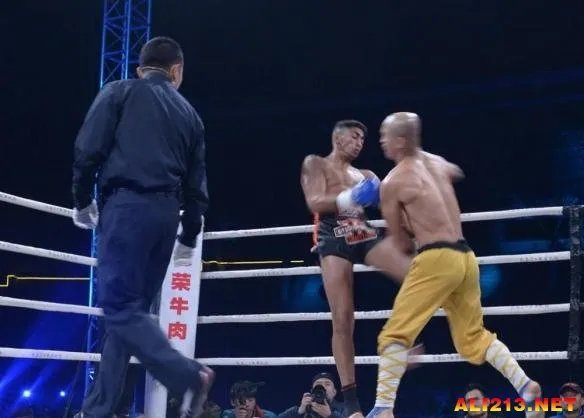 中国武僧一龙11秒KO法国拳王 时间太短根本不够打！