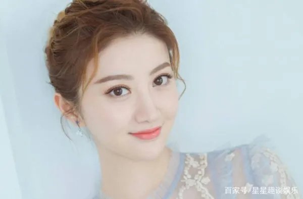 成龙不敢摸她，甄子丹没搂到，连王思聪都不敢撕，却被任嘉伦亲了，她是谁？