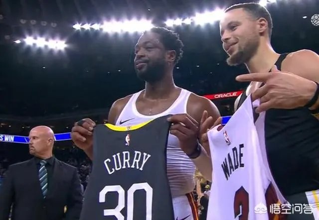 勇士险胜热火，赛后杜兰特与库里上来与韦德握手，为什么韦德只和库里互换球衣呢？
