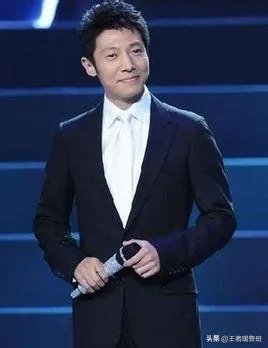 2015央视春晚摇一摇主持人叫什么？