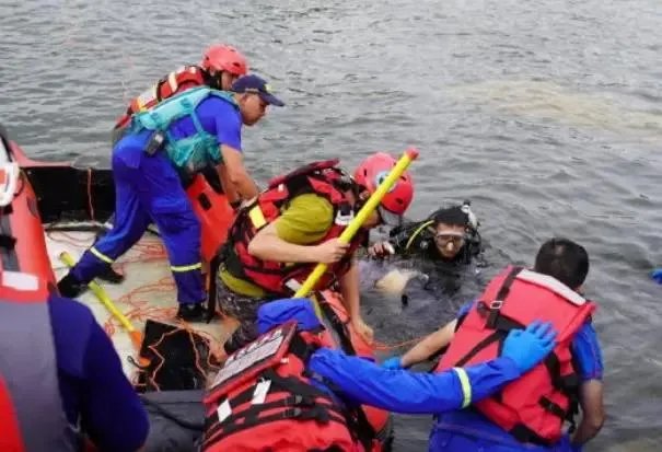 安顺公交车行驶突然开进河里，疑点重重，到底是什么原因？