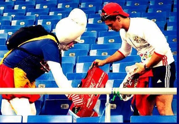 日本队是如何清理更衣室的？