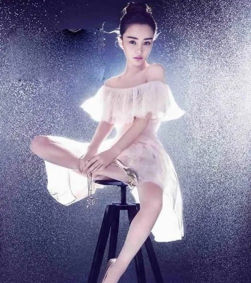 偶遇李小璐母女逛街照片:低调逛街画面和谐(图)