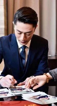 霍建华谢楠合影：求老干部此刻的心理阴影面积？