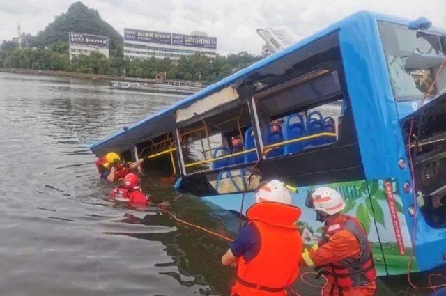 安顺公交车行驶突然开进河里，疑点重重，到底是什么原因？