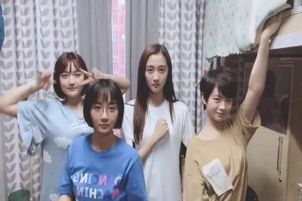 《二十不惑》中的姜小果是因为贫富差距拒绝周寻的吗？