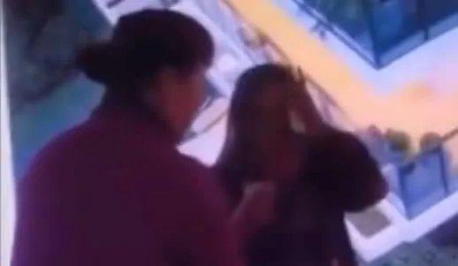 陌生人递纸巾是什么情况：暖心画面（附递纸巾故事）