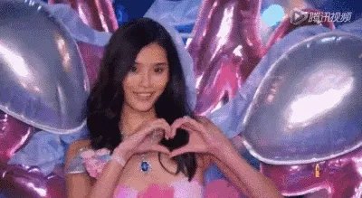 2017维秘秀奚梦瑶摔倒,你怎么看?