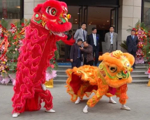 结婚当天下大雨，舞狮队冒雨表演15分钟！婚礼现场情况如何？