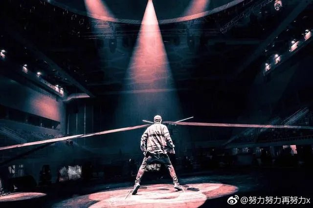 张艺兴为什么会跪下？