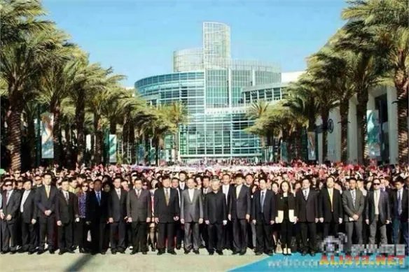 中国7000人旅行团“占领”洛杉矶齐唱国歌！