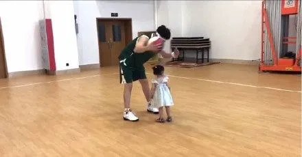 董璇在微博晒老公高云翔和女儿打篮球视频了吗？