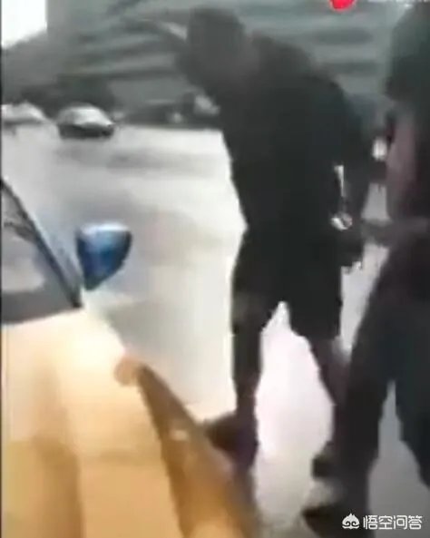 哈尔滨摩托车司机与的哥起争执心脏病发身亡，涉事的哥被批捕，你觉得出租车司机冤吗？