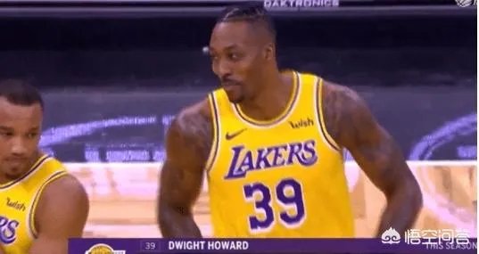 湖人VS魔术，霍华德引冲突后被四人围攻，詹姆斯迅速解救，对此你怎么看？