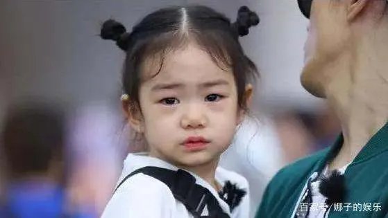 戚薇女儿为啥总是扎俩丸子头？看到她散头发照片后，瞬间懂了！这是为何？