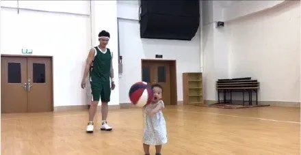 董璇在微博晒老公高云翔和女儿打篮球视频了吗？