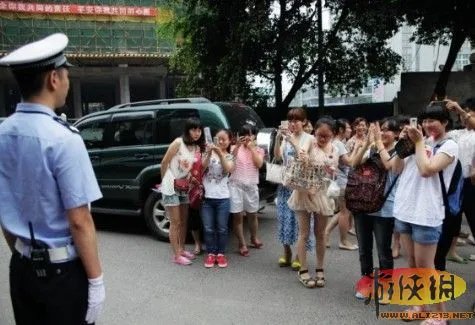 交警太帅惨遭考生围观 宜宾最帅交警意外走红