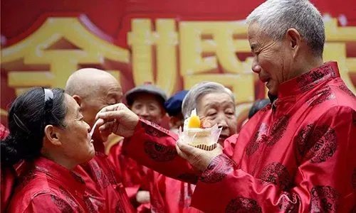 28对金婚老人集体补办婚礼是怎么回事？