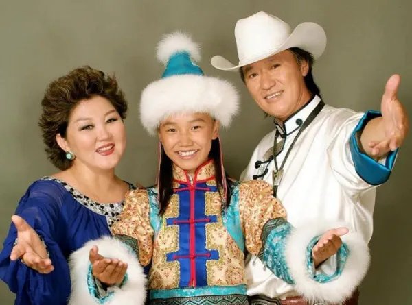 吉祥三宝中，爸爸去世，妈妈隐退，女儿如今怎么样了？