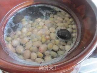 黄豆花生炖猪蹄