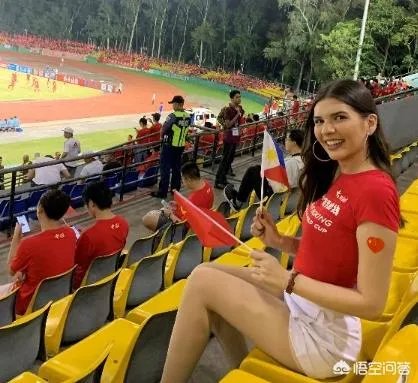 世预赛中国队vs菲律宾看台风景被忽略，美女组团为国足加油，为何都是外国人的模样？