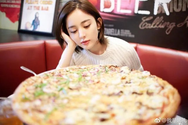古力娜扎狂吃巨型披萨,又要像迪丽热巴一样装吃货了吗?