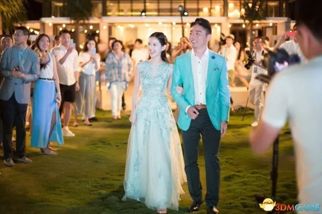 画面太美！刘强东奶茶妹妹今日大婚 两人深情拥吻