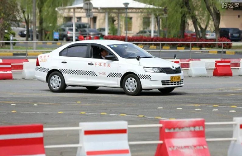 驾考没过哭晕考场 现在靠驾照需要多少钱