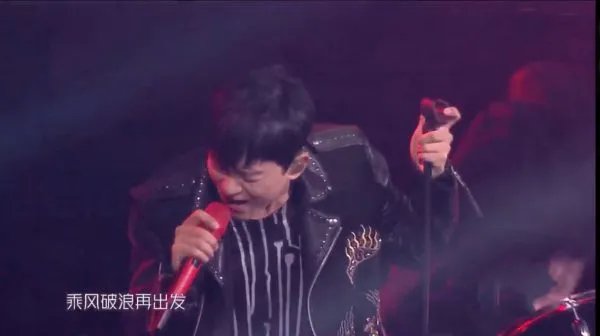 张杰把耳返蹦断了的原因是什么？