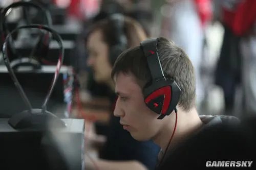 WCA《魔兽争霸III》选手正在激烈对战中