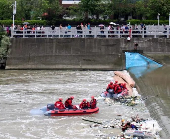 广西当地政府如何处置两艘龙舟翻船事件？