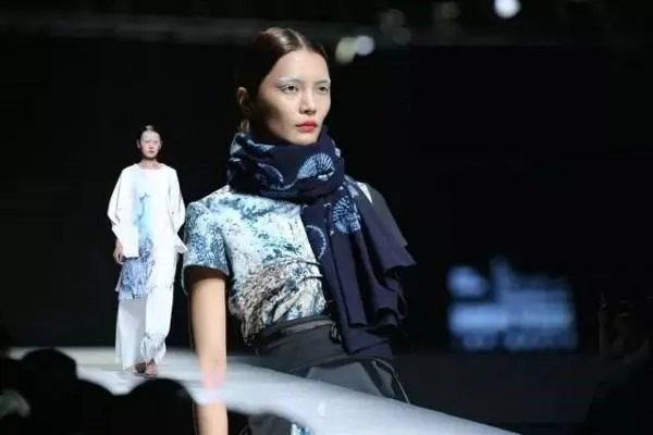 很多有名的超模们都在十几岁登上了T台，难道说明出名要趁早？