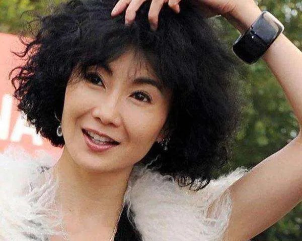 四大影后张曼玉：今57岁身材暴瘦穿地摊货，她过的究竟怎么样？