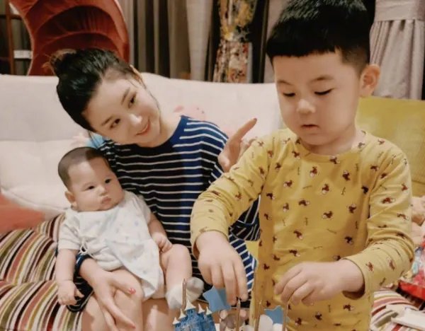 李小萌晒二胎儿子百天照,你怎么看待明星晒娃这件事?