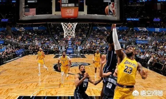 湖人VS魔术，霍华德引冲突后被四人围攻，詹姆斯迅速解救，对此你怎么看？