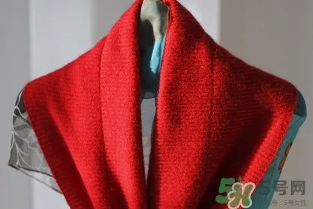 羊绒围巾可以水洗吗?羊绒围巾在家能水洗吗?