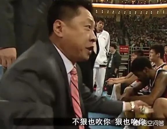 为什么李春江指导会在比赛中让队员对马布里上腿?当时是什么情况?