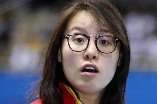 傅园慧预赛出局，为何大家对她很宽容，却总批评宁泽涛？