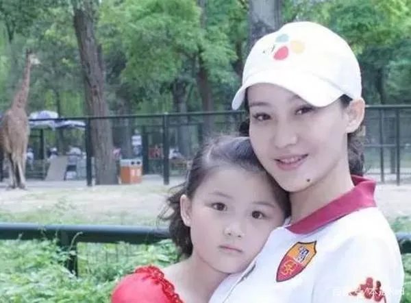 父母离婚，被后妈潘蔚洗脑学女德，孙楠的女儿买宝瑶到底有多惨？