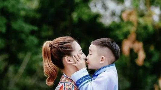 应采儿晒Jasper与弟弟合拍视频，她为什么说兄弟俩是塑料兄弟？