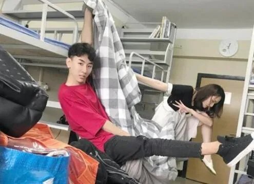 网红蹭热点，拍王俊凯寝室的床，并合影，你这么看？