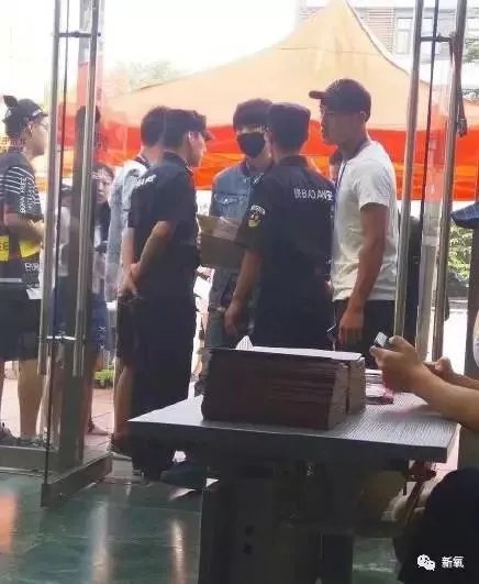 网红蹭热点，拍王俊凯寝室的床，并合影，你这么看？