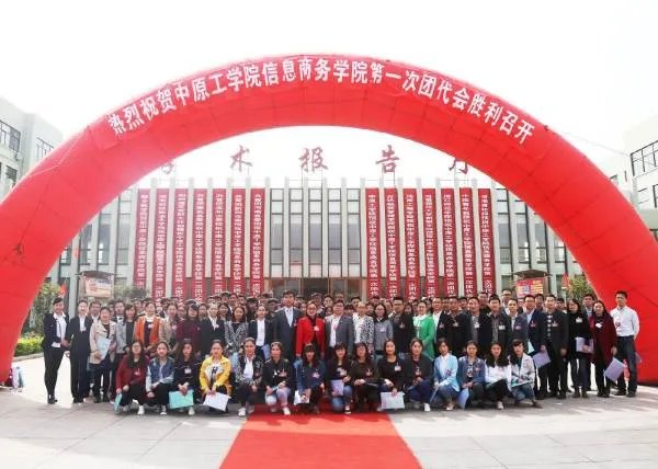 张颖的人物简介