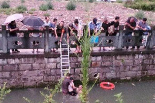 女孩落水冷静漂浮自救，女孩是如何被救的？