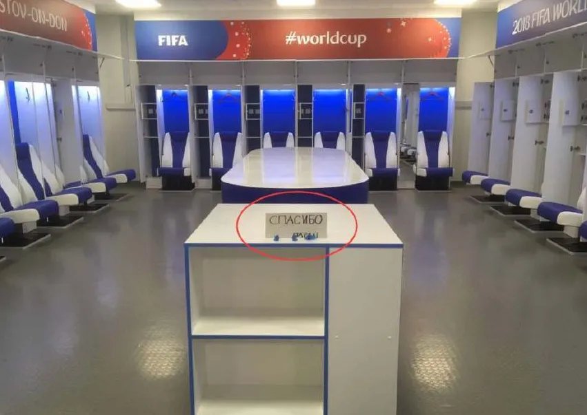 日本队是如何清理更衣室的？